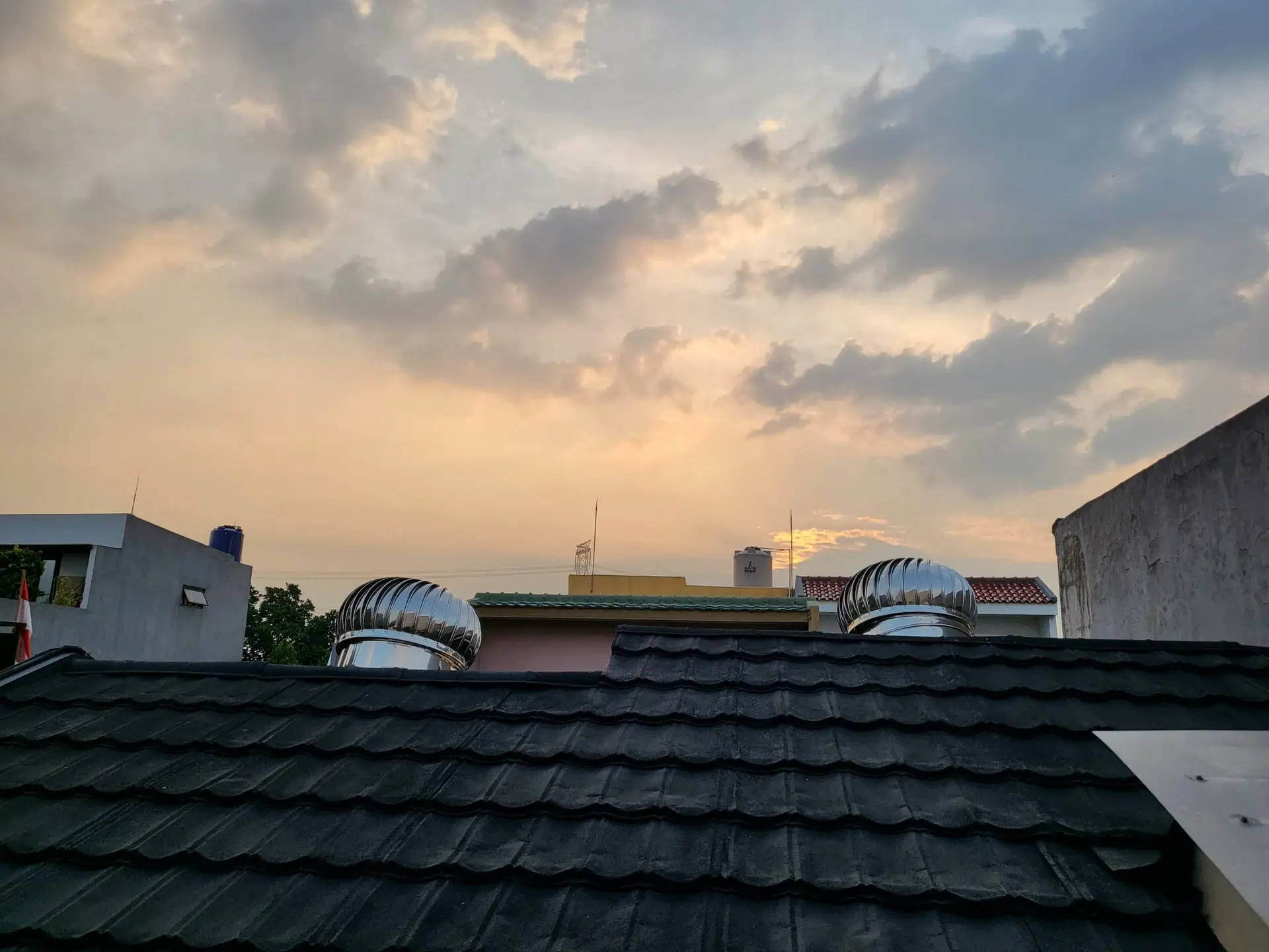 Turbin ventilator di atas rumah.