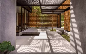 Kisi-kisi sebagai penahan sinar matahari.