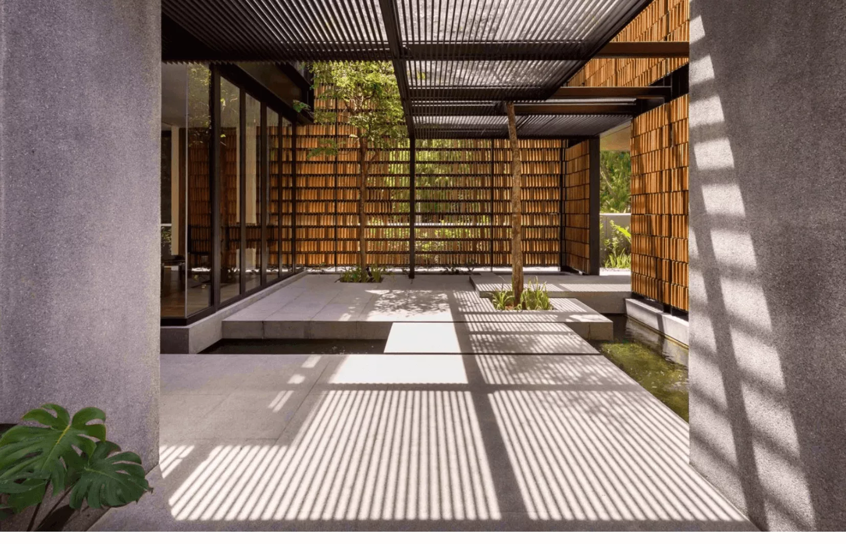 Kisi-kisi sebagai penahan sinar matahari.