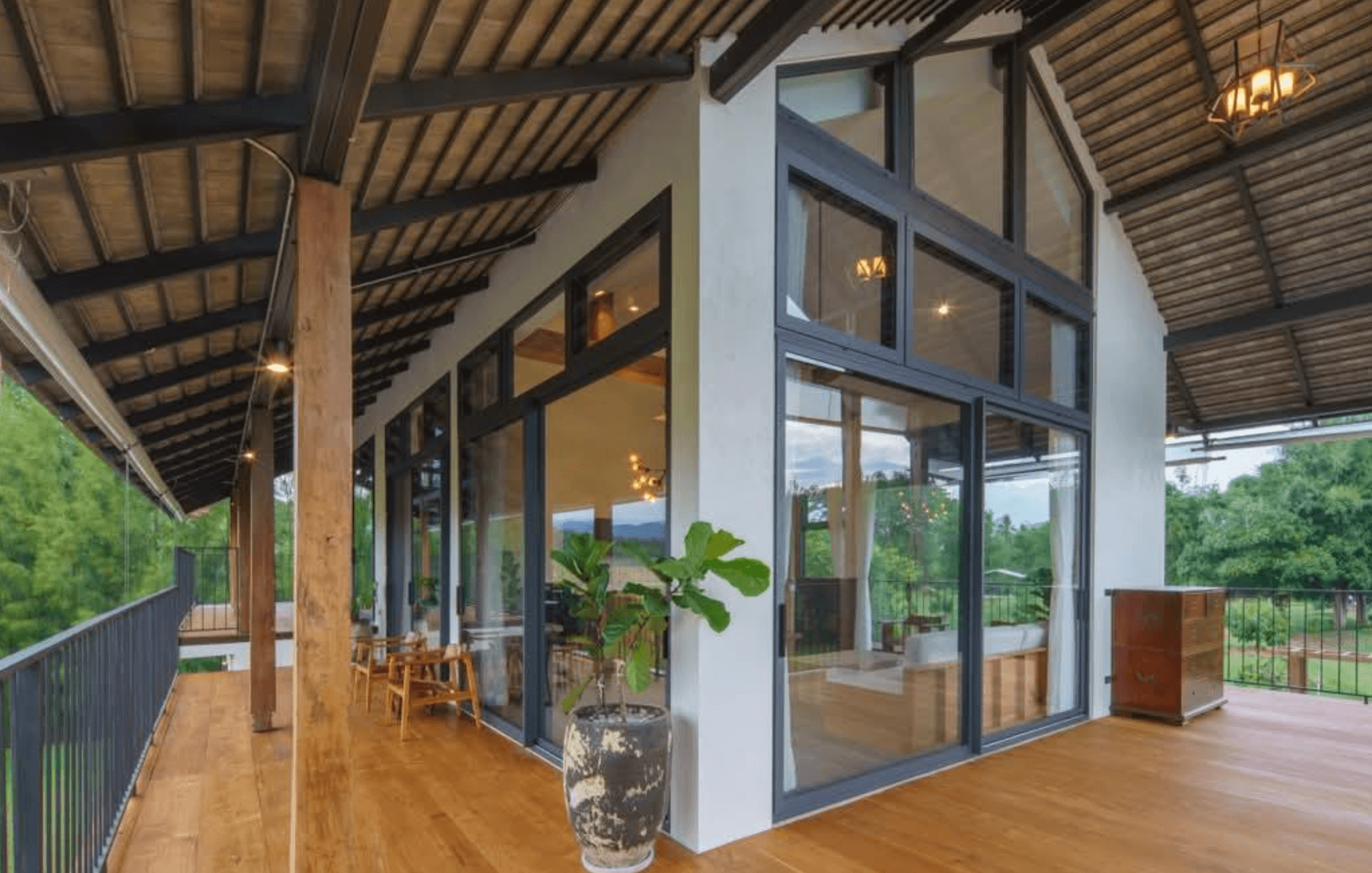 Rumah dengan banyak bukaan ventilasi udara.