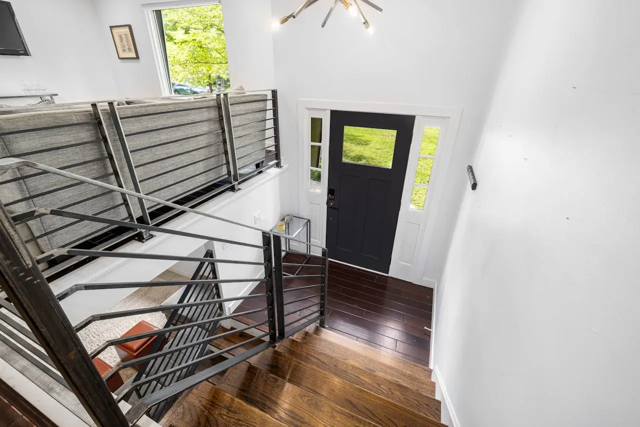 Tangga dengan mezzanine sebagai void rumah.
