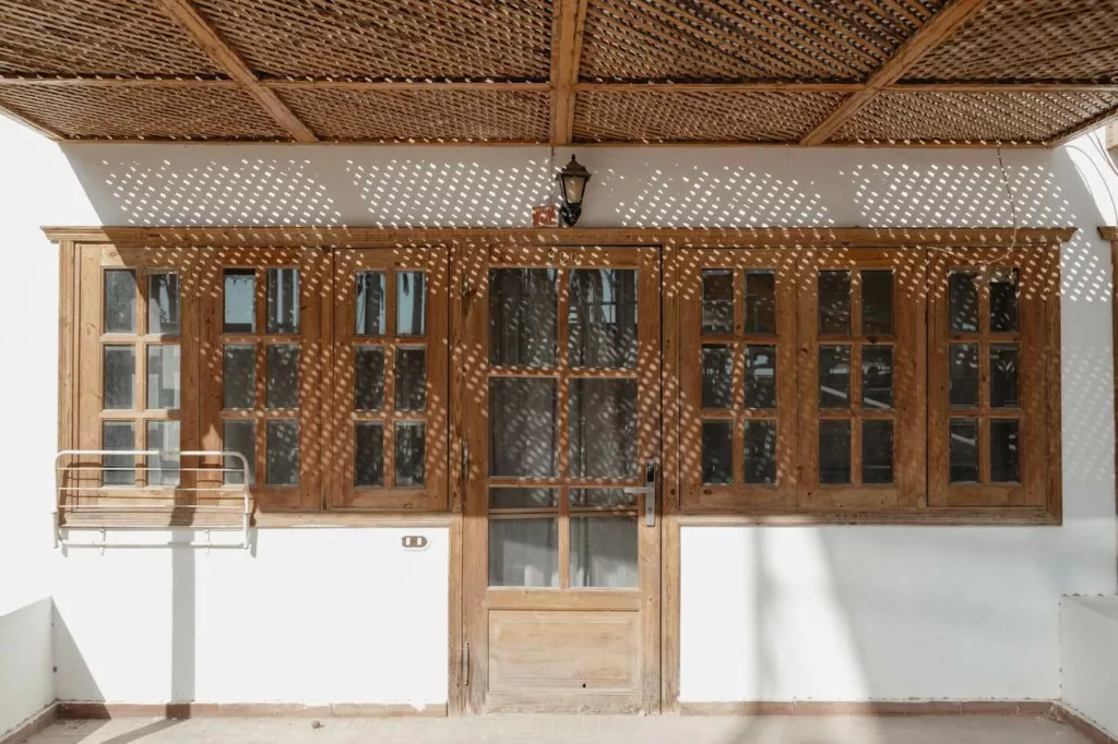 Teras rumah rustic dengan atap.