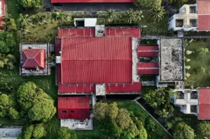 Conroh rumah dengan atap limas.