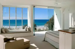 Jendela jalusi di ruang tidur.