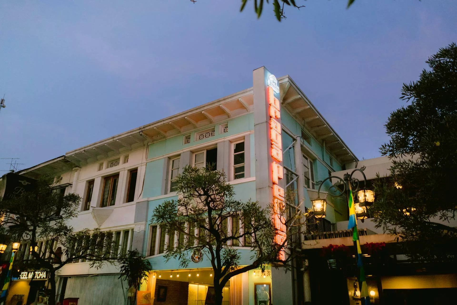 Bangunan tanpa halaman rumah.