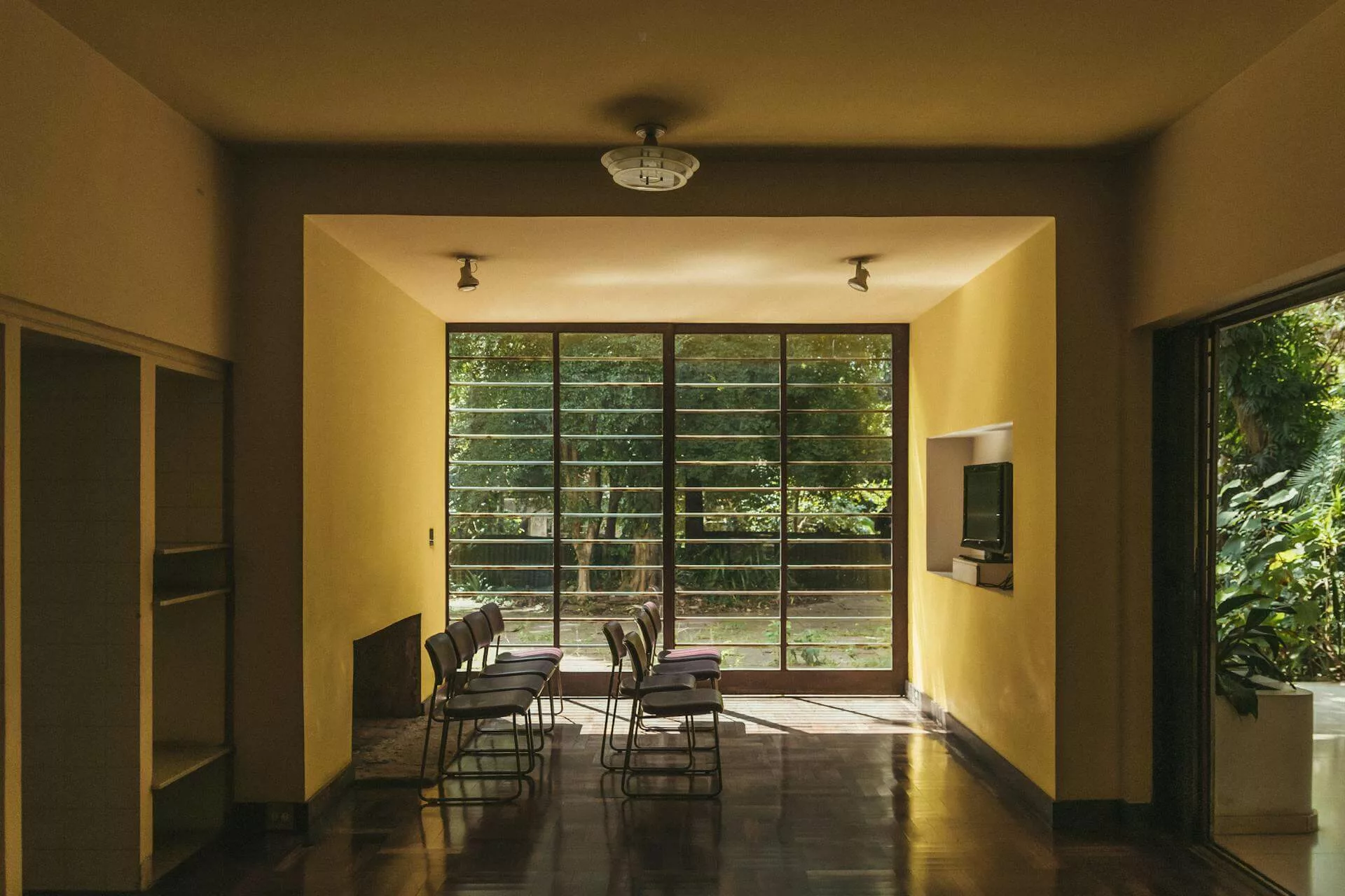 Ruangan dengan plafon rumah yang tinggi.