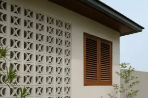 Rumah estetik dengan dinding roster.