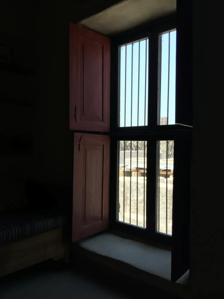 Jendela kamar dengan teralis.