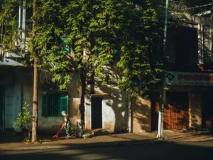 Ventilasi atap merupakan cara agar rumah sejuk meski berada di kawasan padat.