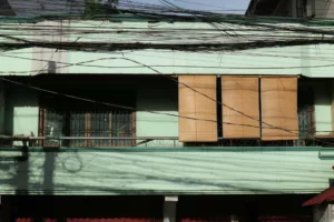 Tirai bambu dipasang di teras rumah.