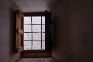 Jendela membantu suhu rumah nyaman.