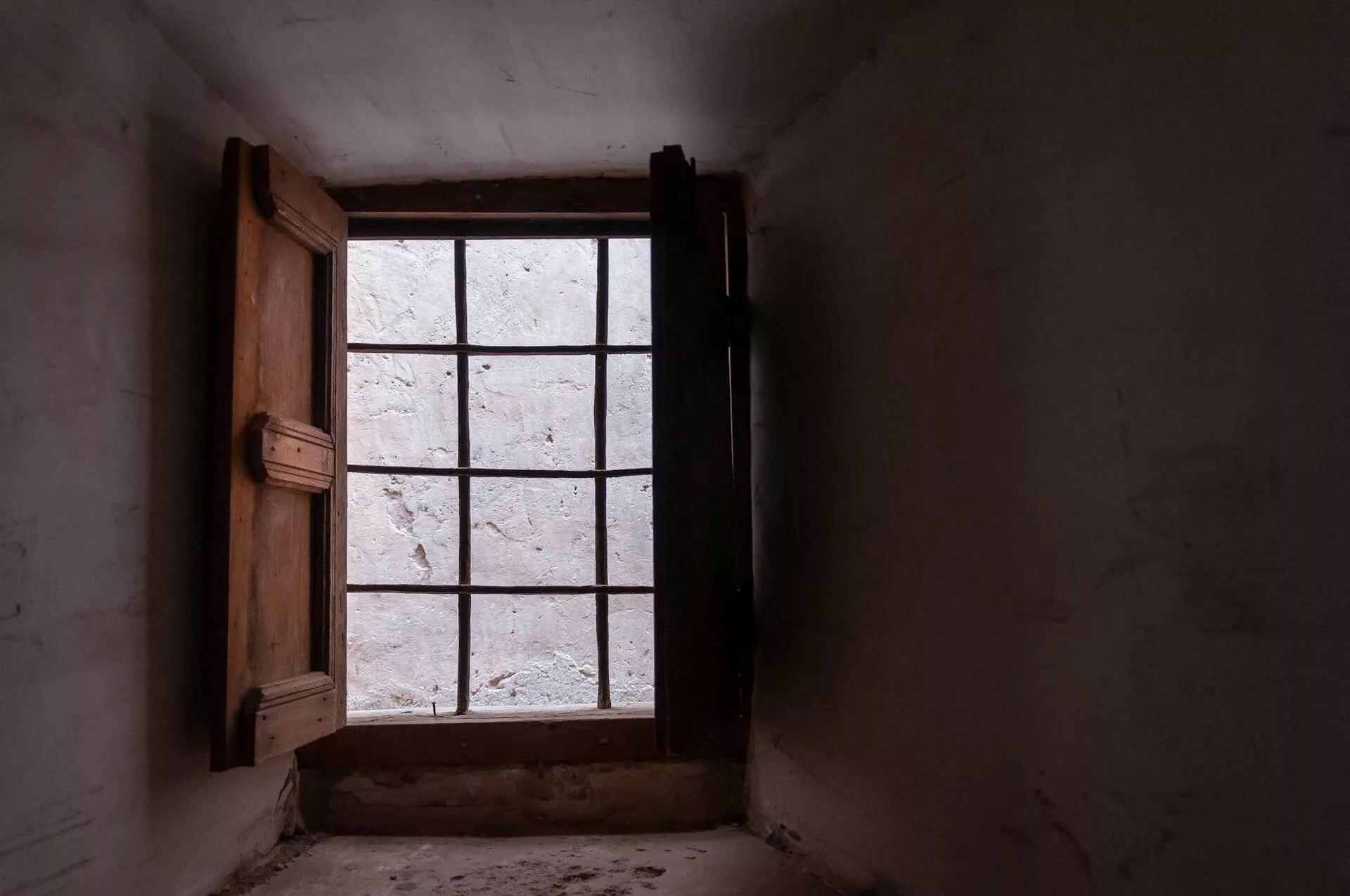 Jendela membantu suhu rumah nyaman.