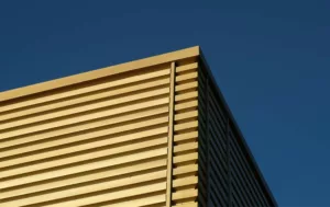 Fasad rumah bentuk kisi-kisi dari kayu.